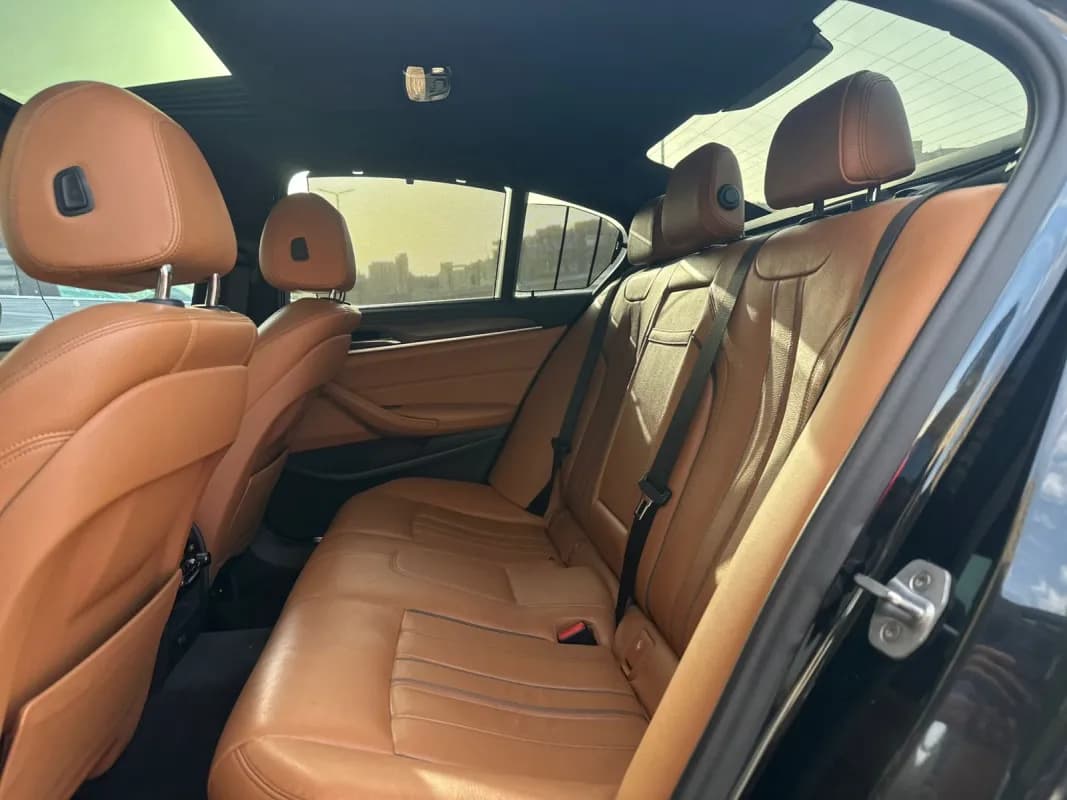 بي ام دبليو 520i 2018 لاكشري أسود أوتوماتيك — مستعملة