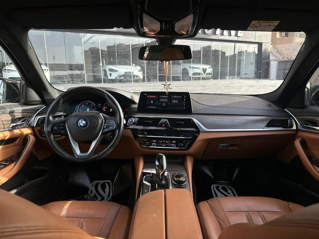 بي ام دبليو 520i 2018 لاكشري أسود أوتوماتيك — مستعملة
