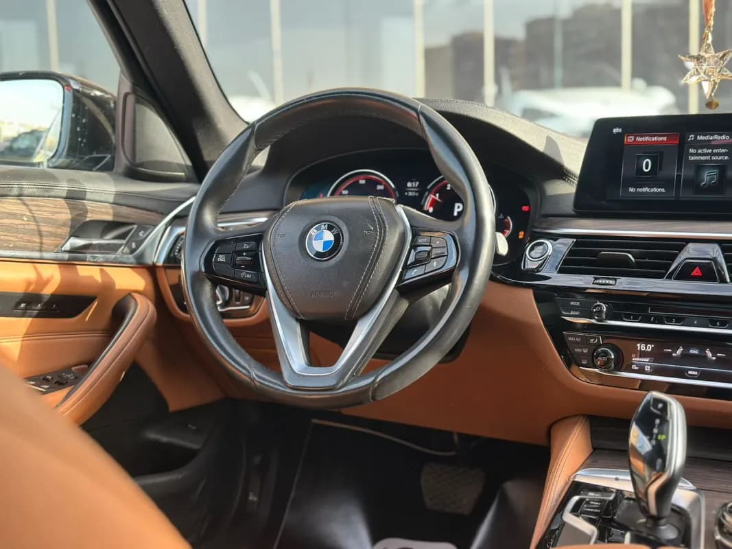 بي ام دبليو 520i 2018 لاكشري أسود أوتوماتيك — مستعملة