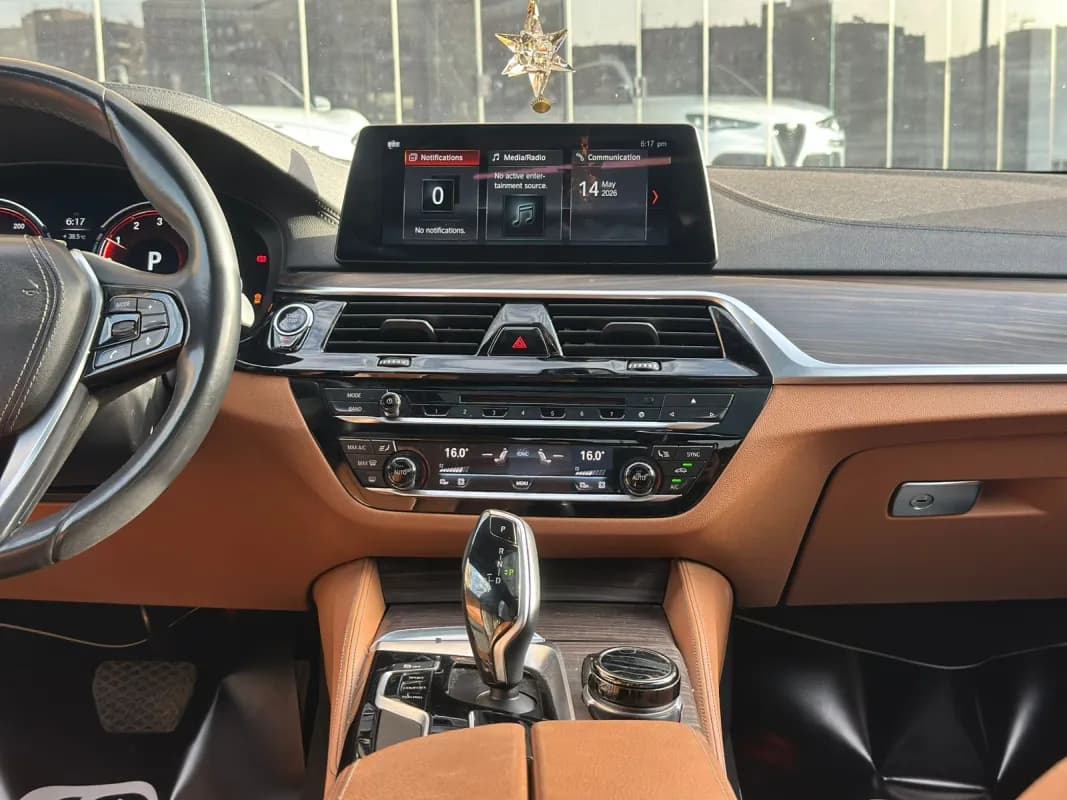 بي ام دبليو 520i 2018 لاكشري أسود أوتوماتيك — مستعملة