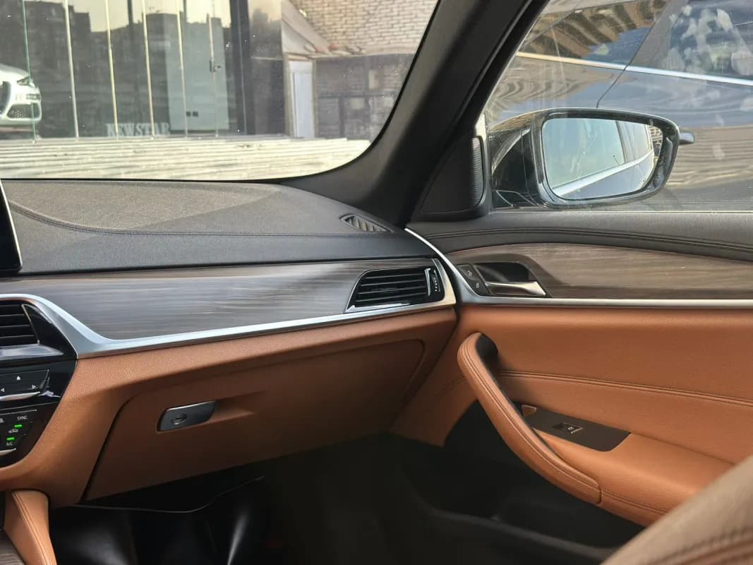 بي ام دبليو 520i 2018 لاكشري أسود أوتوماتيك — مستعملة