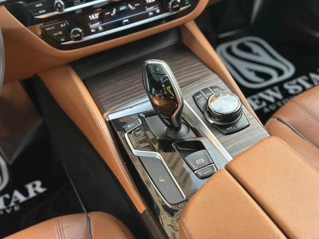 بي ام دبليو 520i 2018 لاكشري أسود أوتوماتيك — مستعملة