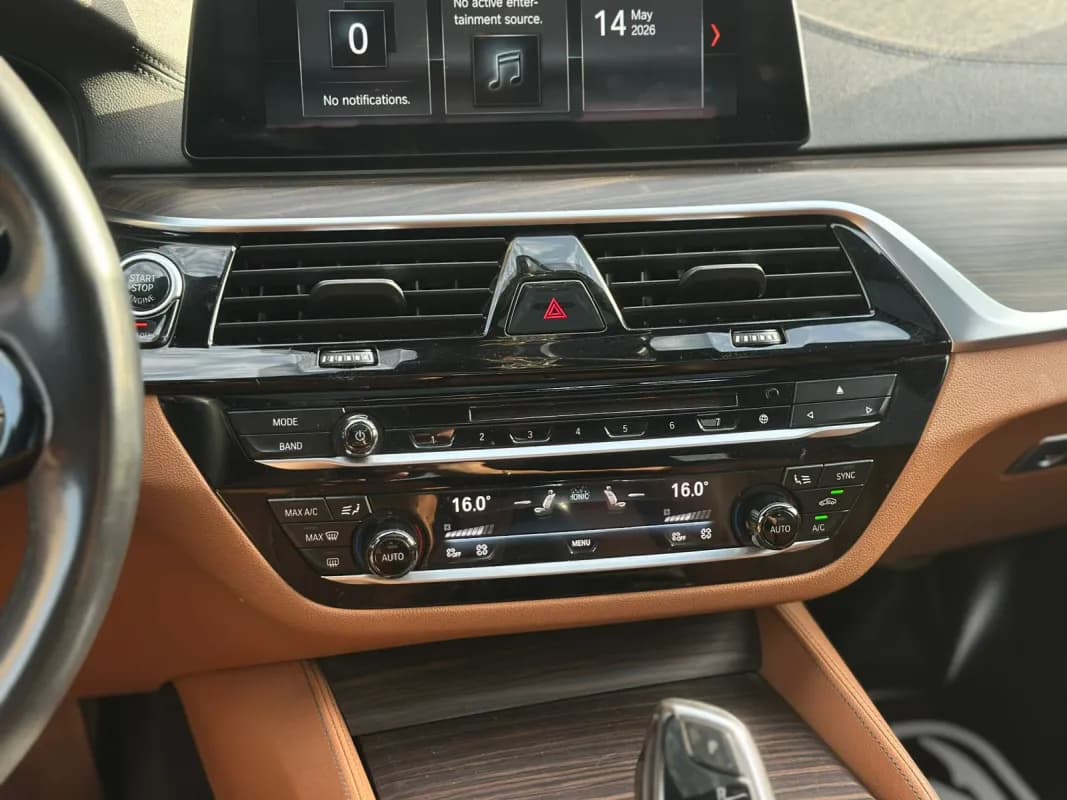 بي ام دبليو 520i 2018 لاكشري أسود أوتوماتيك — مستعملة