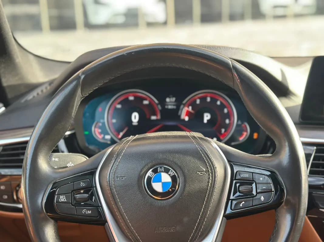 بي ام دبليو 520i 2018 لاكشري أسود أوتوماتيك — مستعملة