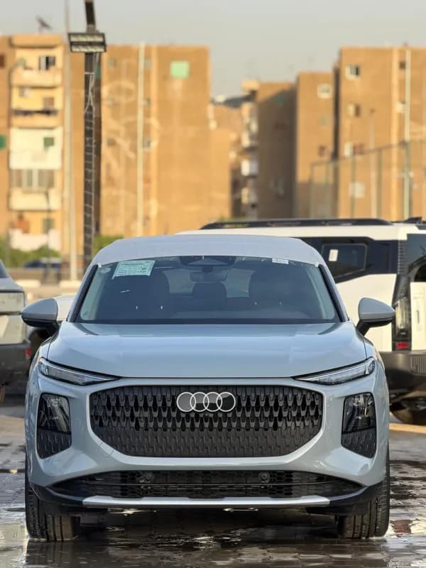أودي كيو 3 2026 بريميم سبورت باك رمادي إسمنتي قابض مزدوج — جديدة