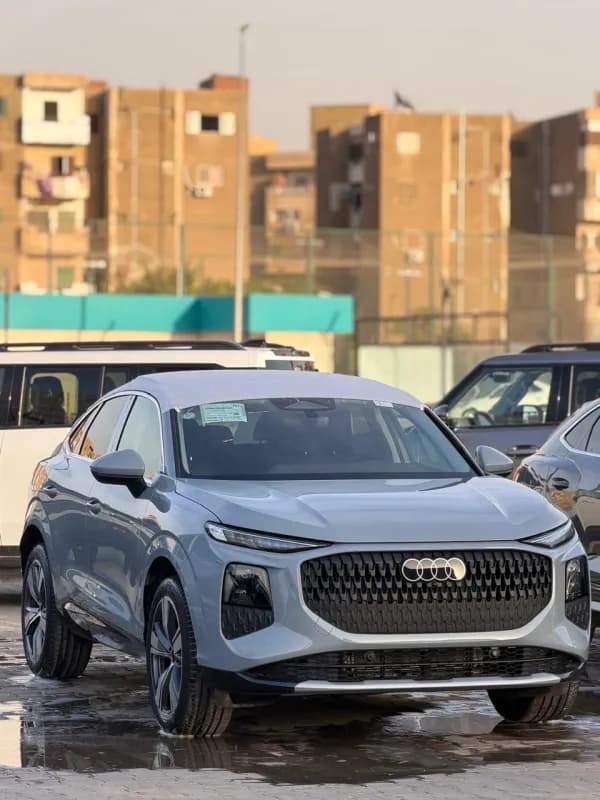 أودي كيو 3 2026 بريميم سبورت باك رمادي إسمنتي قابض مزدوج — جديدة