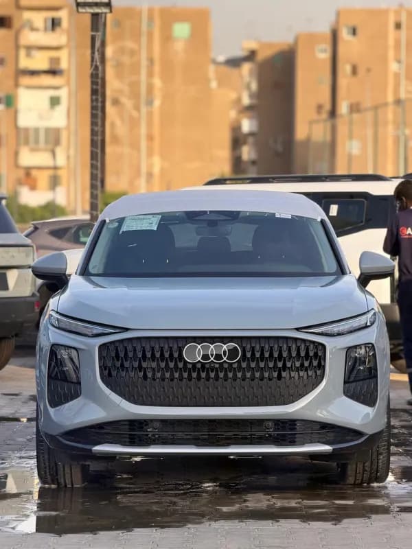 أودي كيو 3 2026 بريميم سبورت باك رمادي إسمنتي قابض مزدوج — جديدة
