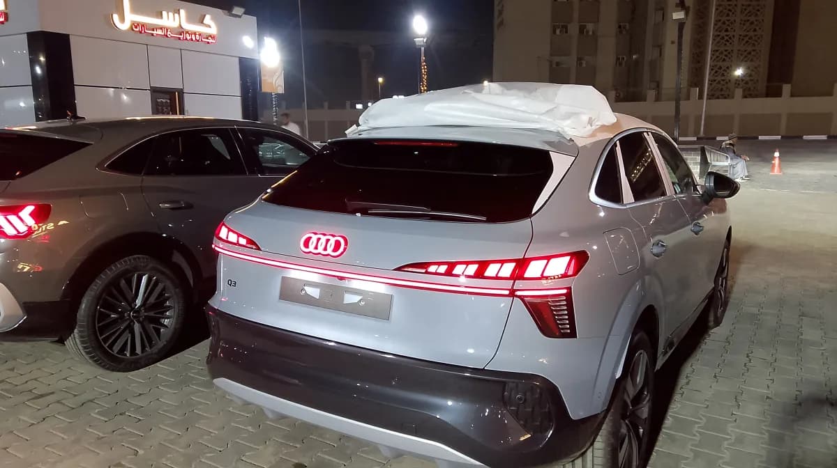 أودي كيو 3 2026 بريميم سبورت باك رمادي إسمنتي قابض مزدوج — جديدة
