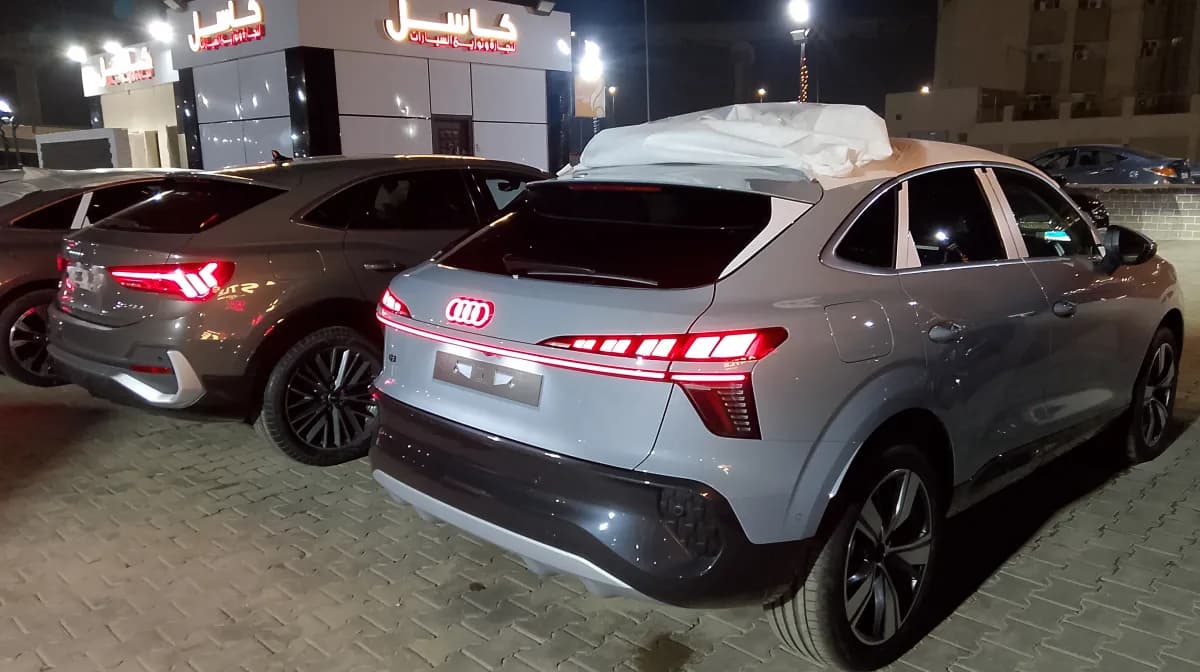 أودي كيو 3 2026 بريميم سبورت باك رمادي إسمنتي قابض مزدوج — جديدة