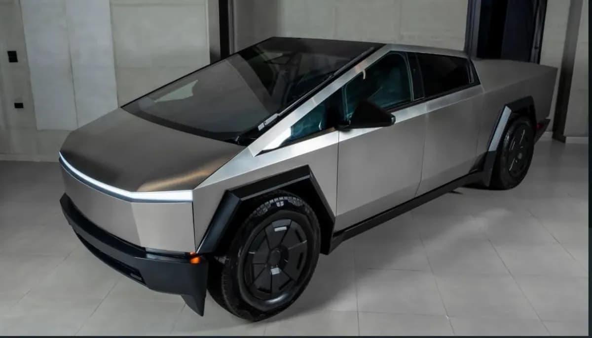 تيسلا سايبر تراك 2025 تري موتور فضي أوتوماتيك — جديدة