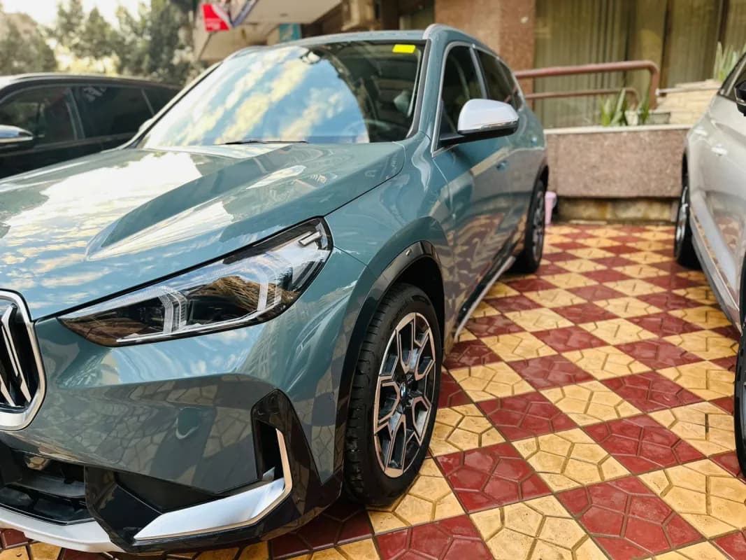 بي ام دبليو X1 2024 بريفورمنس ام رمادي إسمنتي أوتوماتيك — جديدة