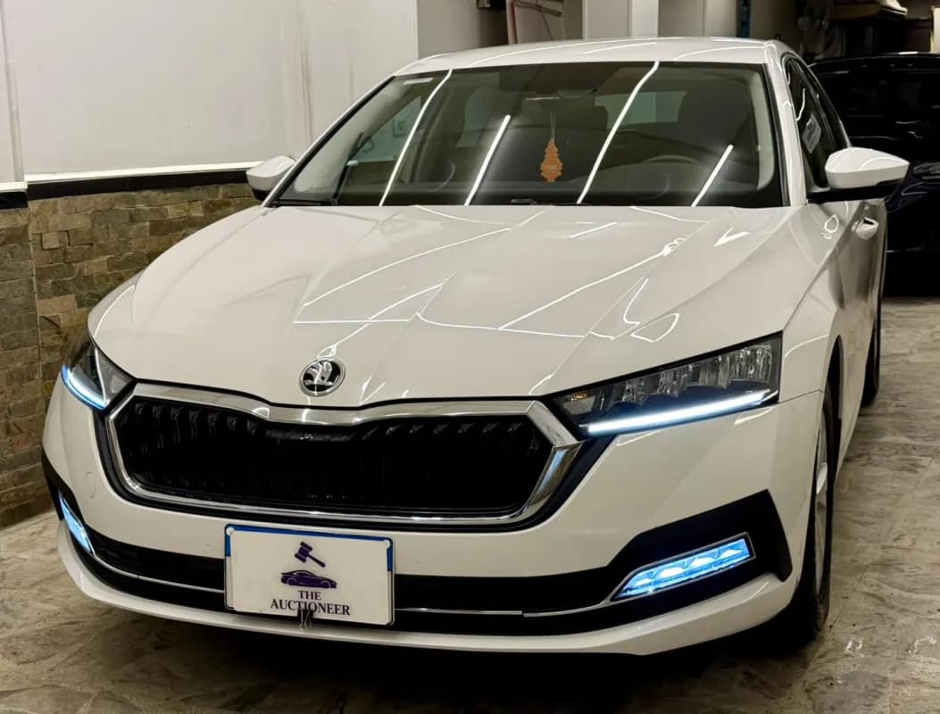 سكودا اوكتافيا A8 2022 لوفت أبيض أوتوماتيك — مستعملة