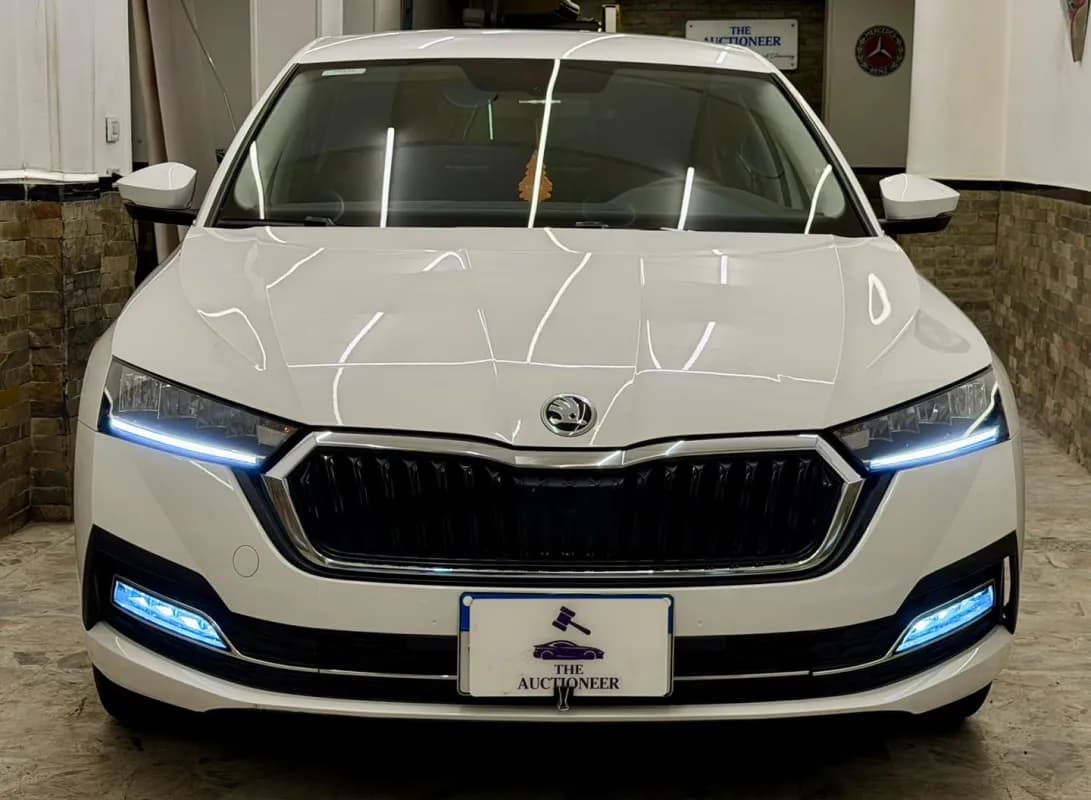 سكودا اوكتافيا A8 2022 لوفت أبيض أوتوماتيك — مستعملة