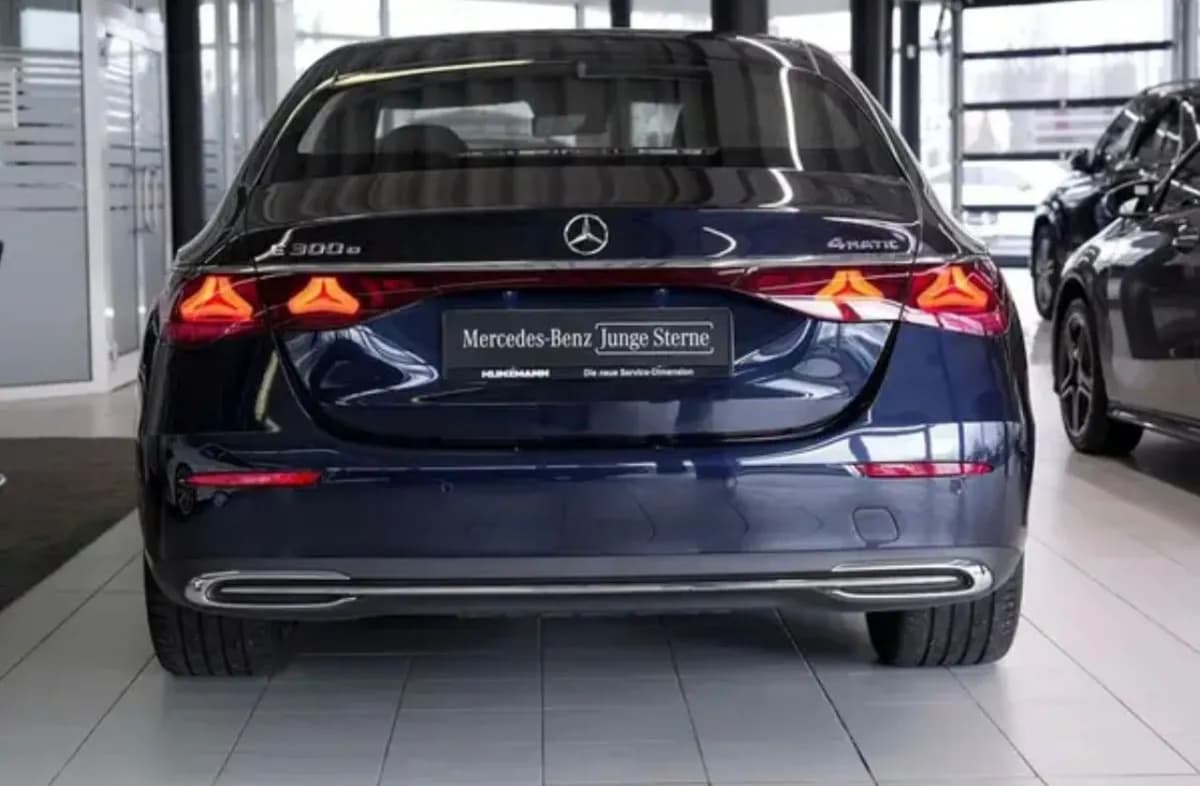 مرسيدس بنز E300 2024 فولي لوديد أزرق الداكن أوتوماتيك — مستعملة