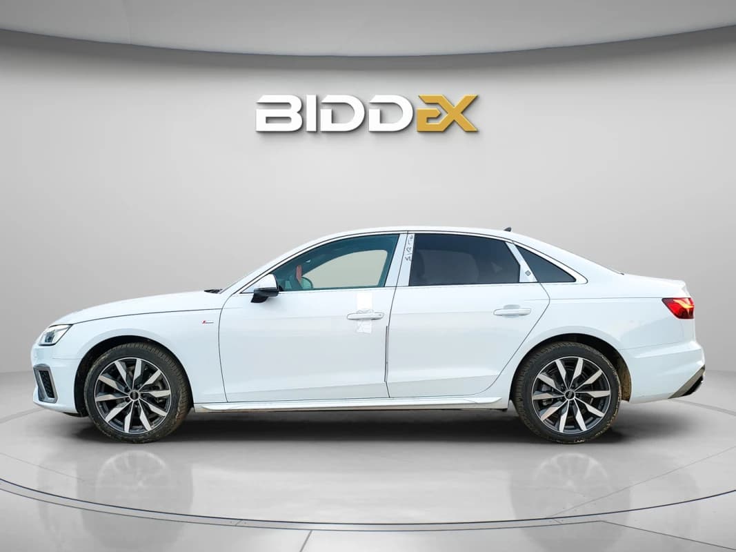 Audi A4 2024 اس لاين أبيض أوتوماتيك — جديدة