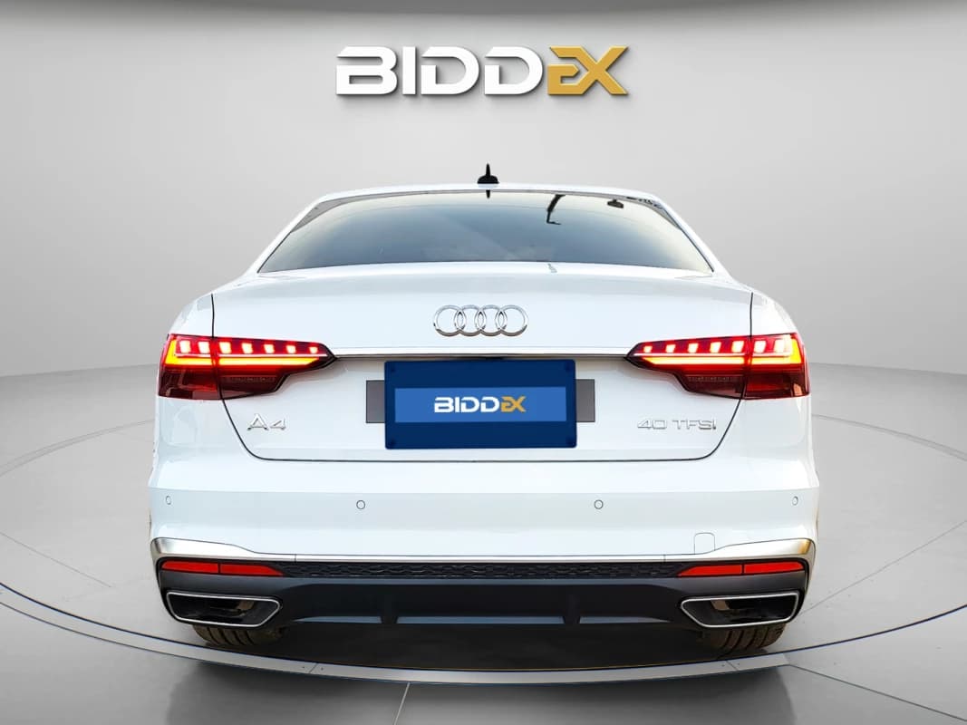 Audi A4 2024 اس لاين أبيض أوتوماتيك — جديدة
