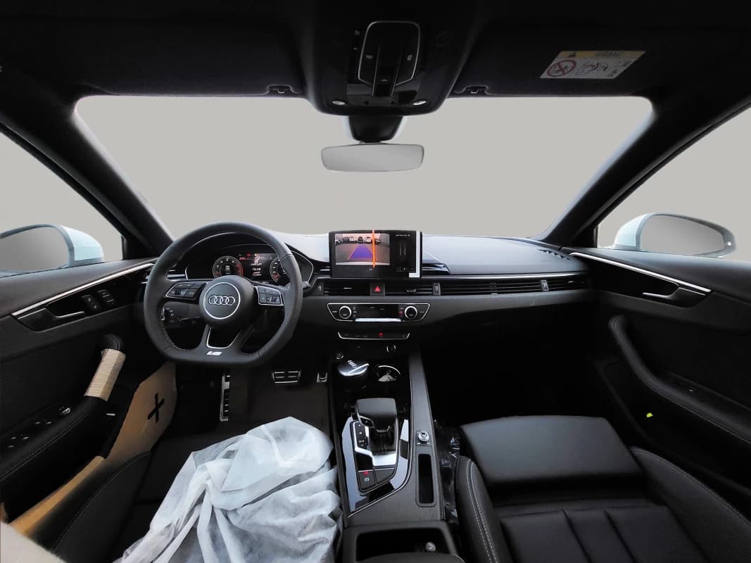 Audi A4 2024 اس لاين أبيض أوتوماتيك — جديدة