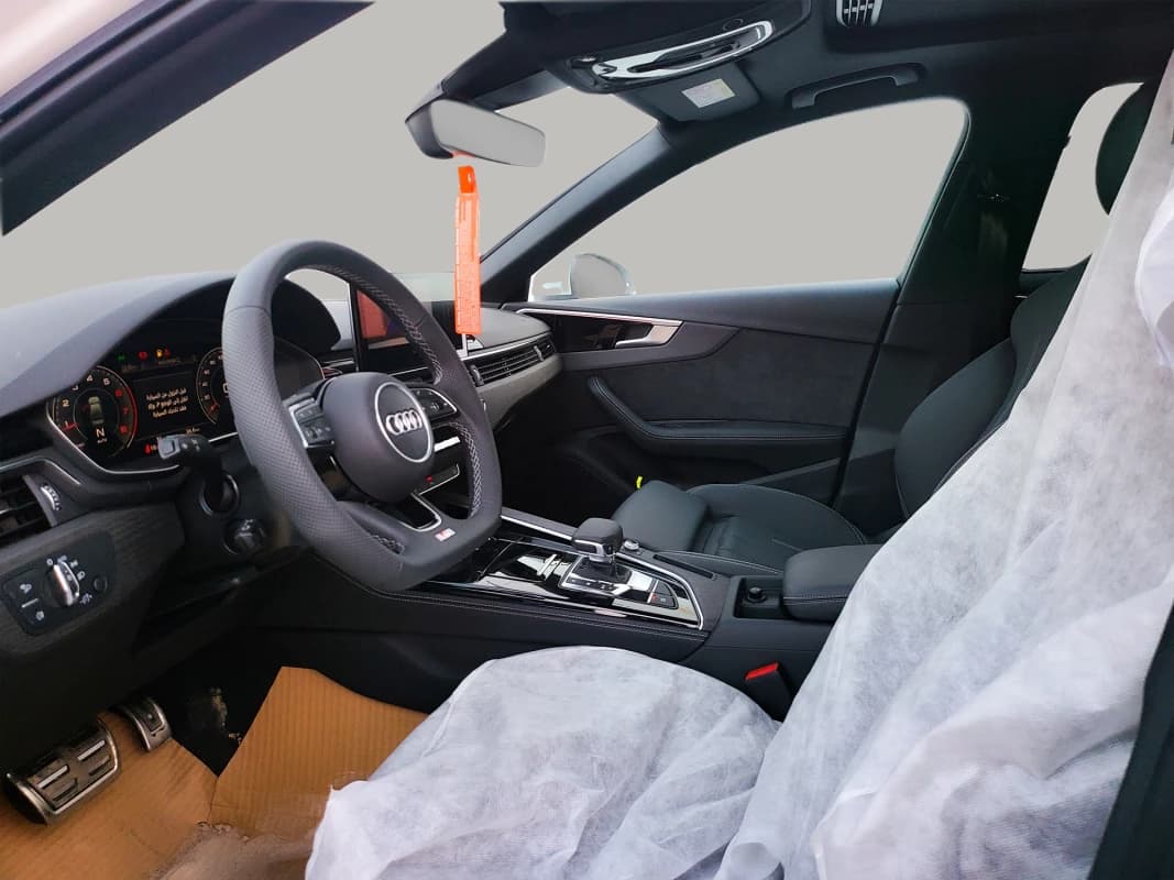 Audi A4 2024 اس لاين أبيض أوتوماتيك — جديدة