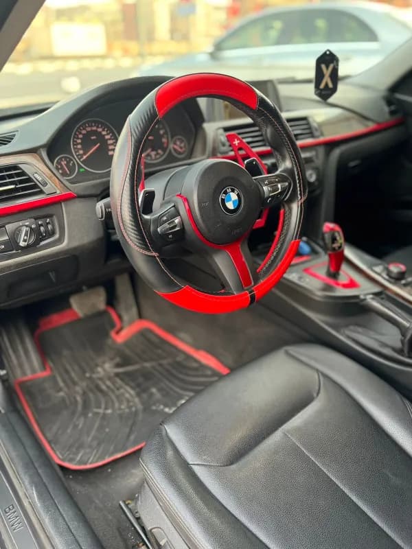 بي ام دبليو 320i 2015 ام سبورت أسود أوتوماتيك — مستعملة