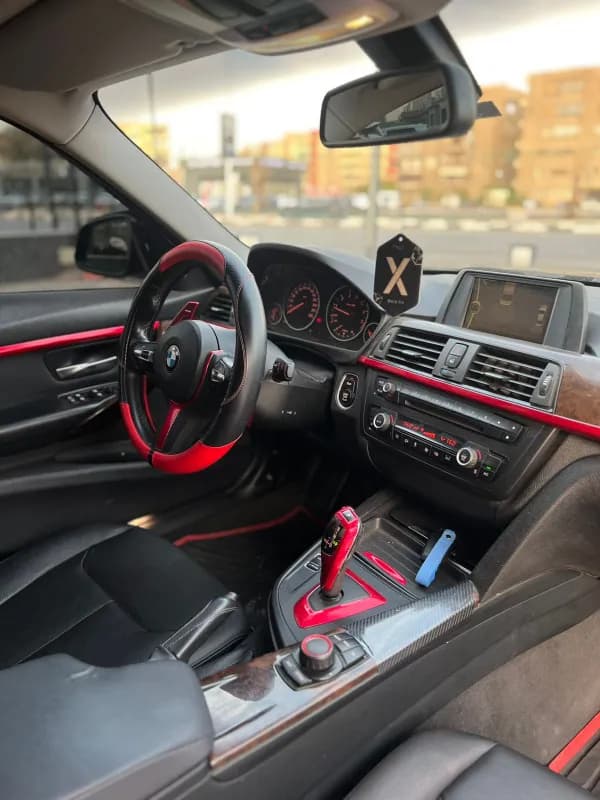 بي ام دبليو 320i 2015 ام سبورت أسود أوتوماتيك — مستعملة