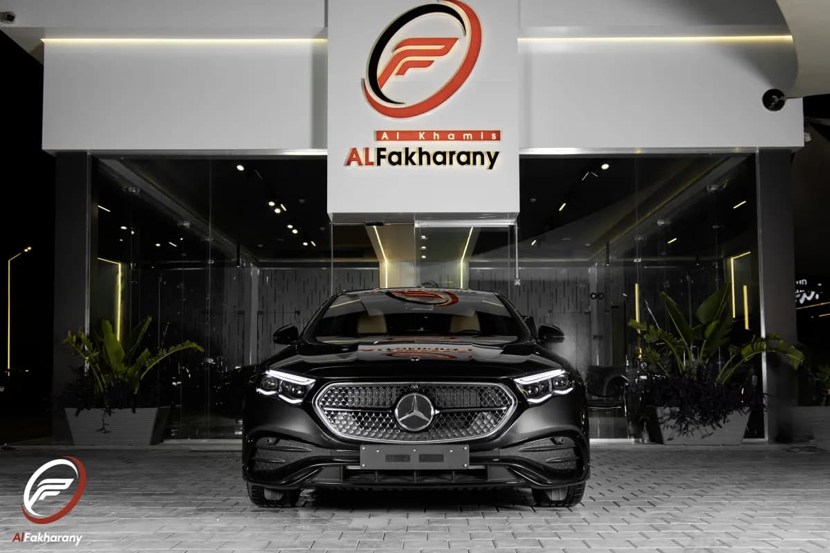 مرسيدس بنز E200 2026 ايه ام جي رمادي إسمنتي قابض مزدوج — جديدة