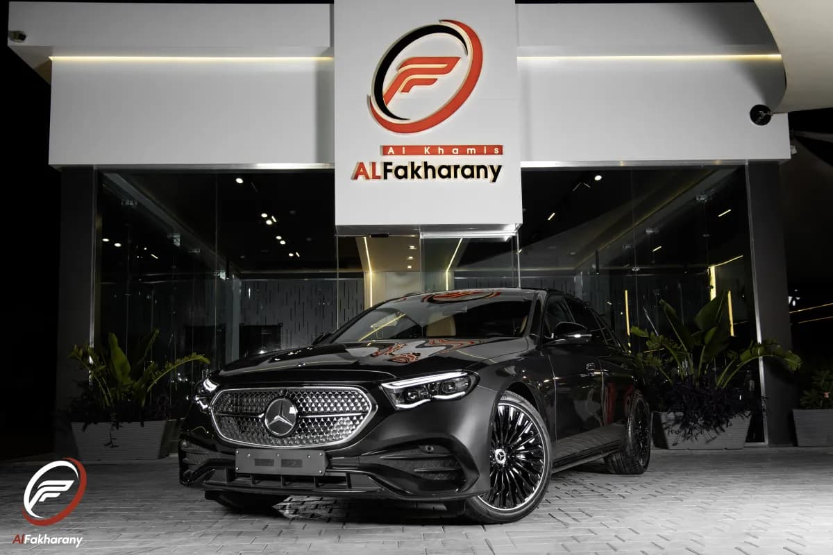 مرسيدس بنز E200 2026 ايه ام جي رمادي إسمنتي قابض مزدوج — جديدة