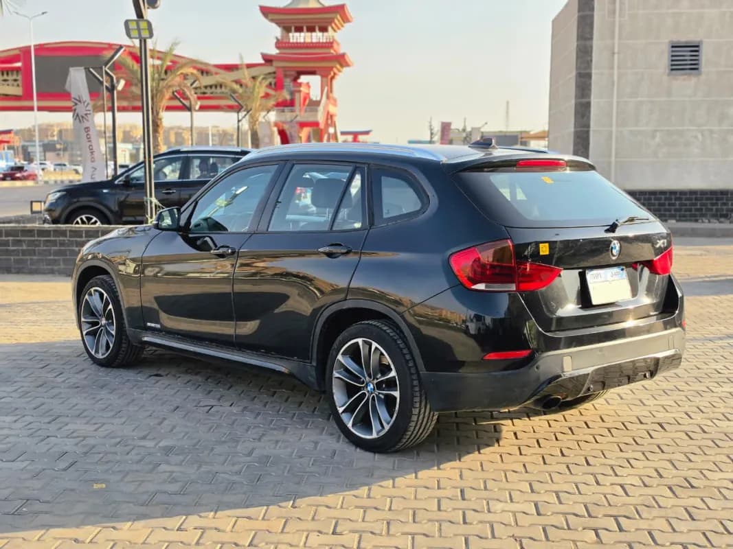 بي ام دبليو X1 2015 ام باور أسود أوتوماتيك — مستعملة