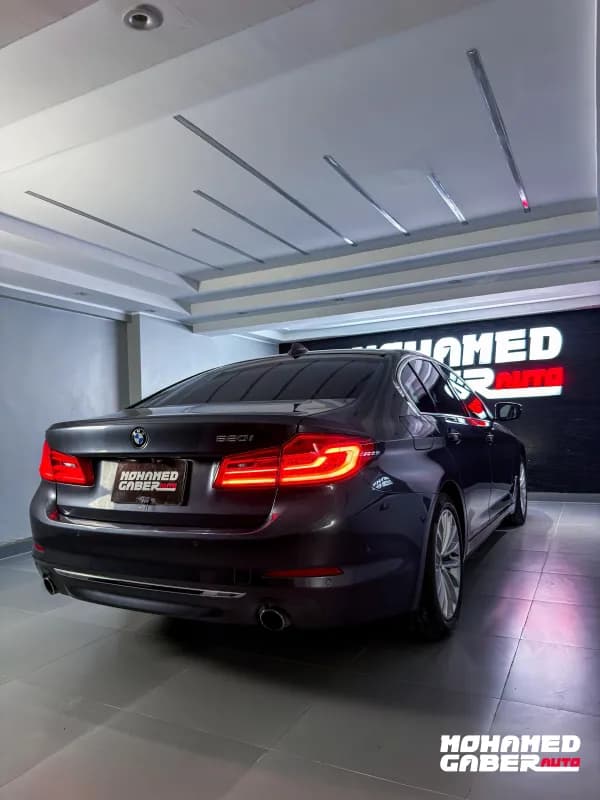 بي ام دبليو 520i 2019 لاكشري رمادي أوتوماتيك — مستعملة
