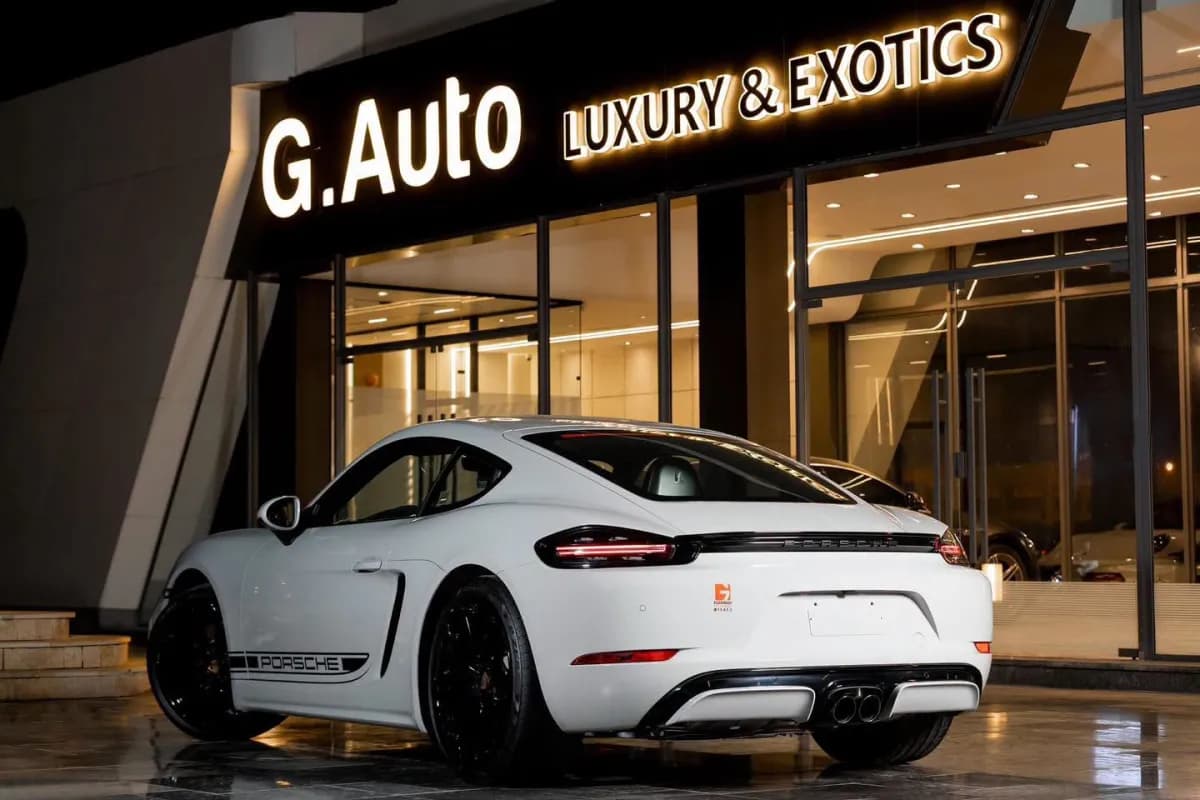 بورش 718 كايمان 2023 باز أبيض أوتوماتيك — مستعملة
