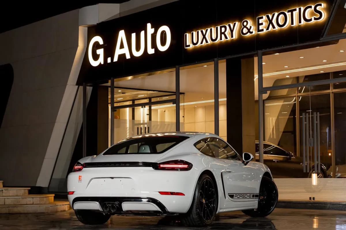 بورش 718 كايمان 2023 باز أبيض أوتوماتيك — مستعملة