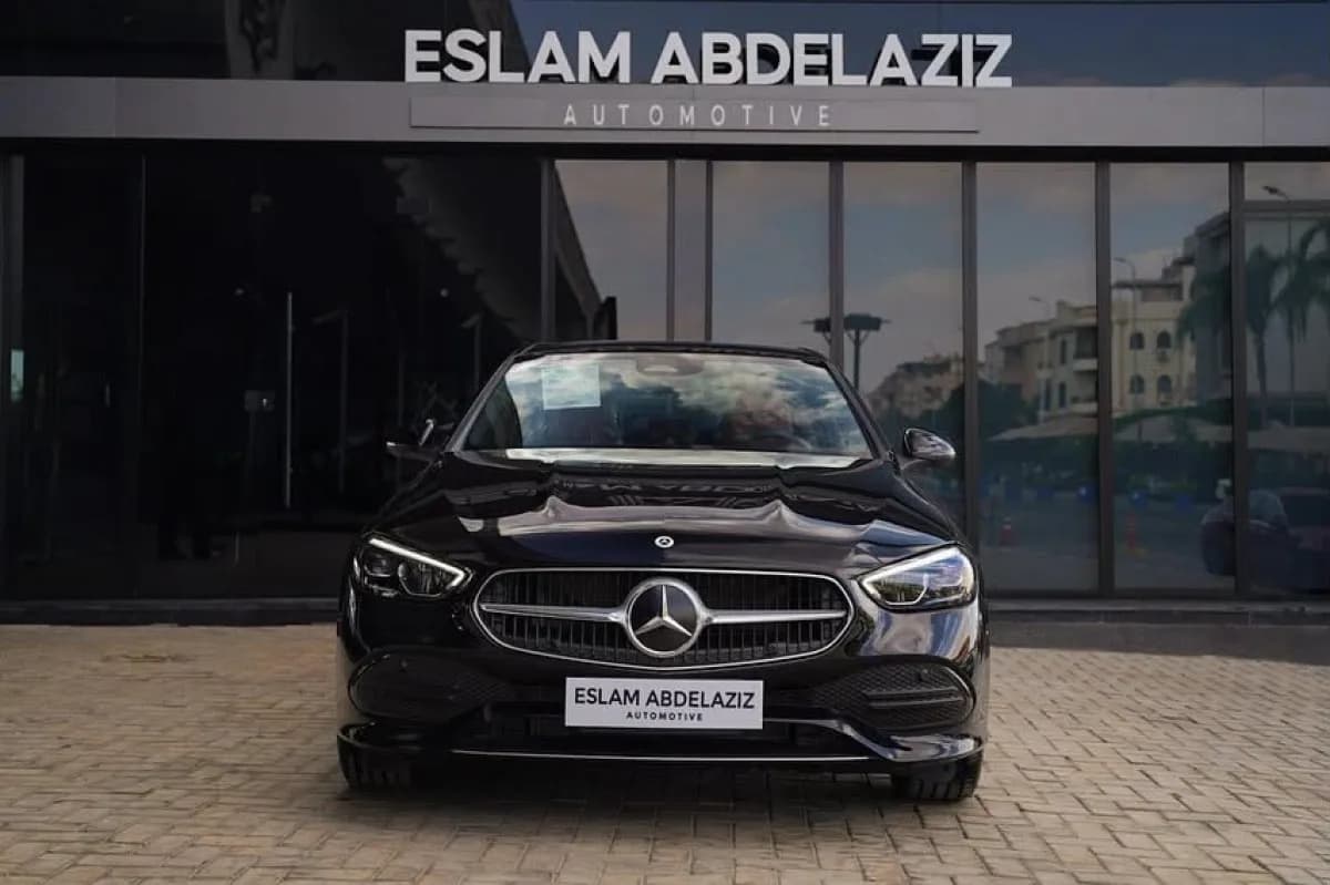 مرسيدس بنز C180 2026 افينت جراد أسود أوتوماتيك — جديدة