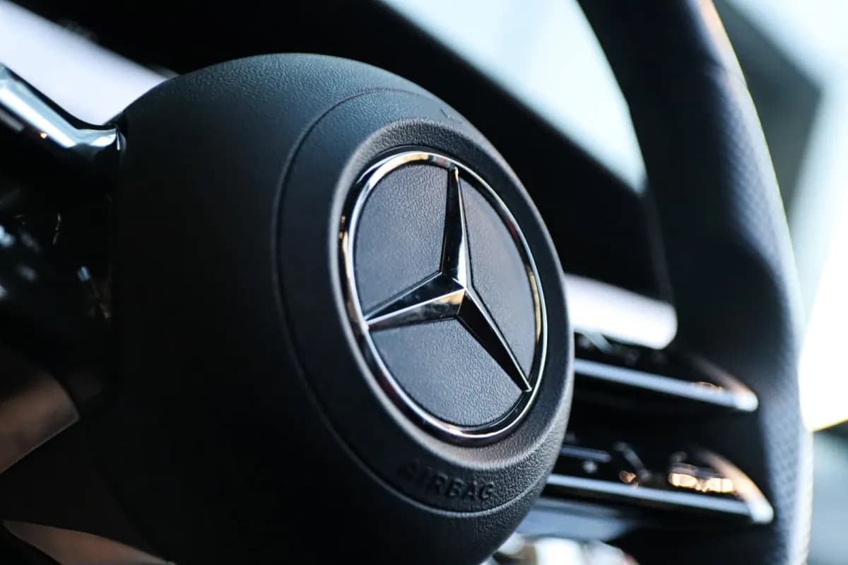 مرسيدس بنز E300 2022 فولي لوديد أسود أوتوماتيك — مستعملة