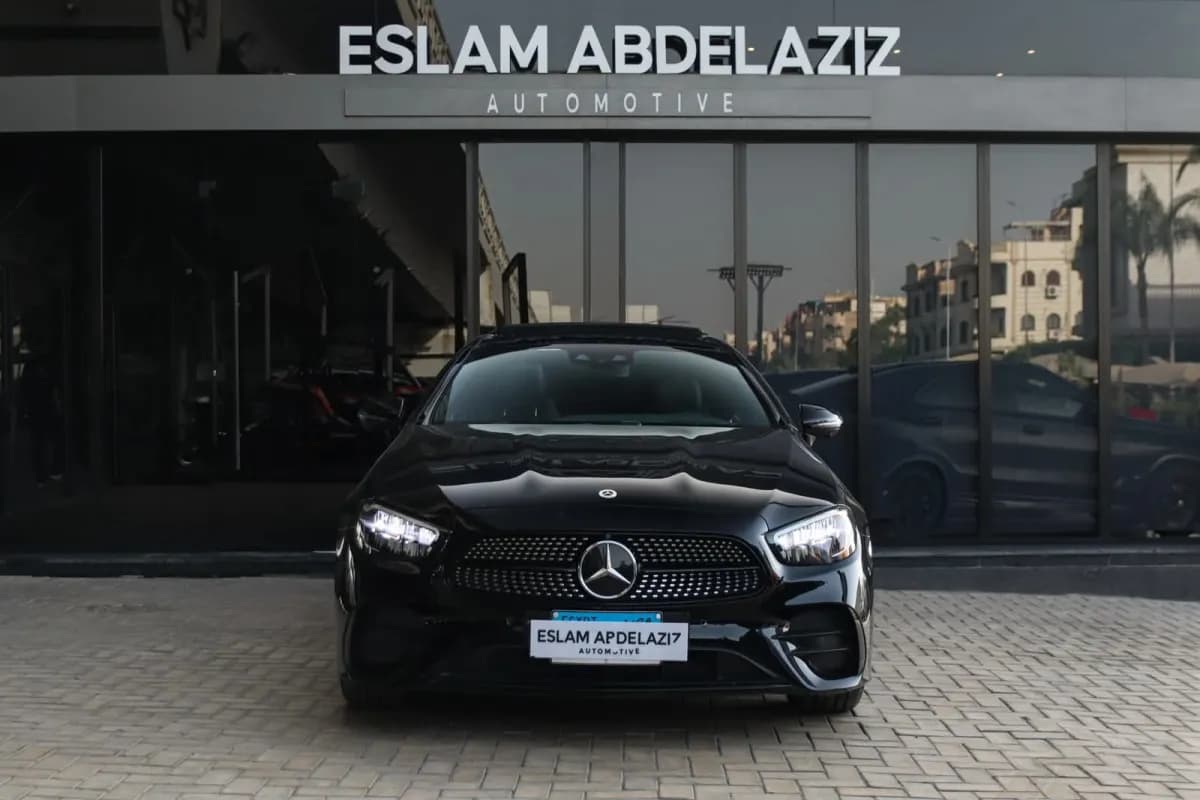 مرسيدس بنز E300 2022 فولي لوديد أسود أوتوماتيك — مستعملة