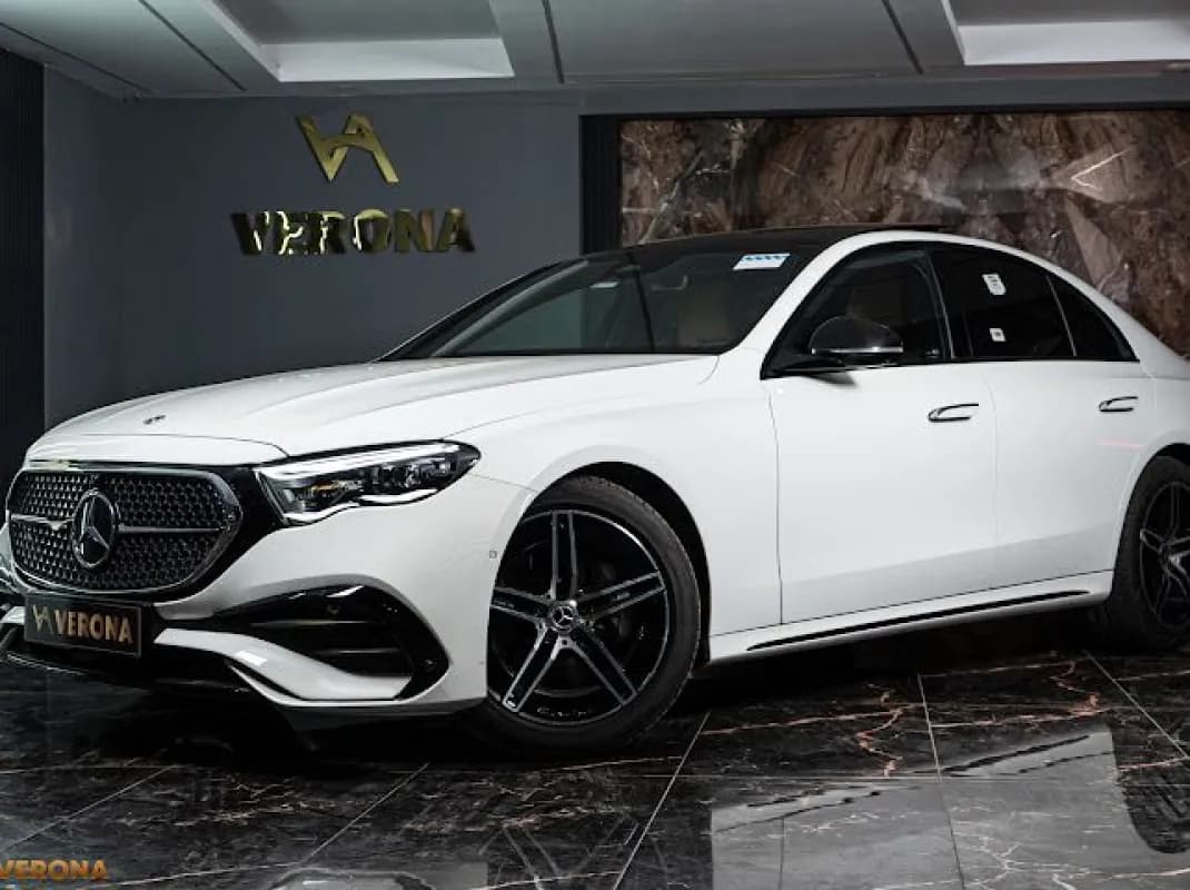 مرسيدس بنز E200 2025 ايه ام جي أبيض أوتوماتيك — مستعملة