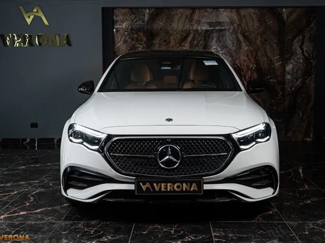 مرسيدس بنز E200 2025 ايه ام جي أبيض أوتوماتيك — مستعملة