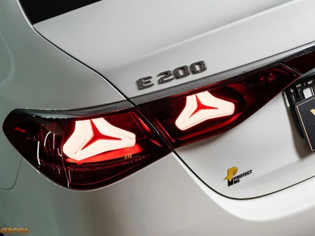مرسيدس بنز E200 2025 ايه ام جي أبيض أوتوماتيك — مستعملة