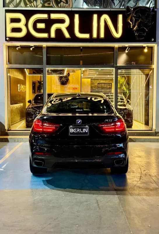 بي ام دبليو X6 2018 اكس درايف ام 50 اي أسود أوتوماتيك — مستعملة