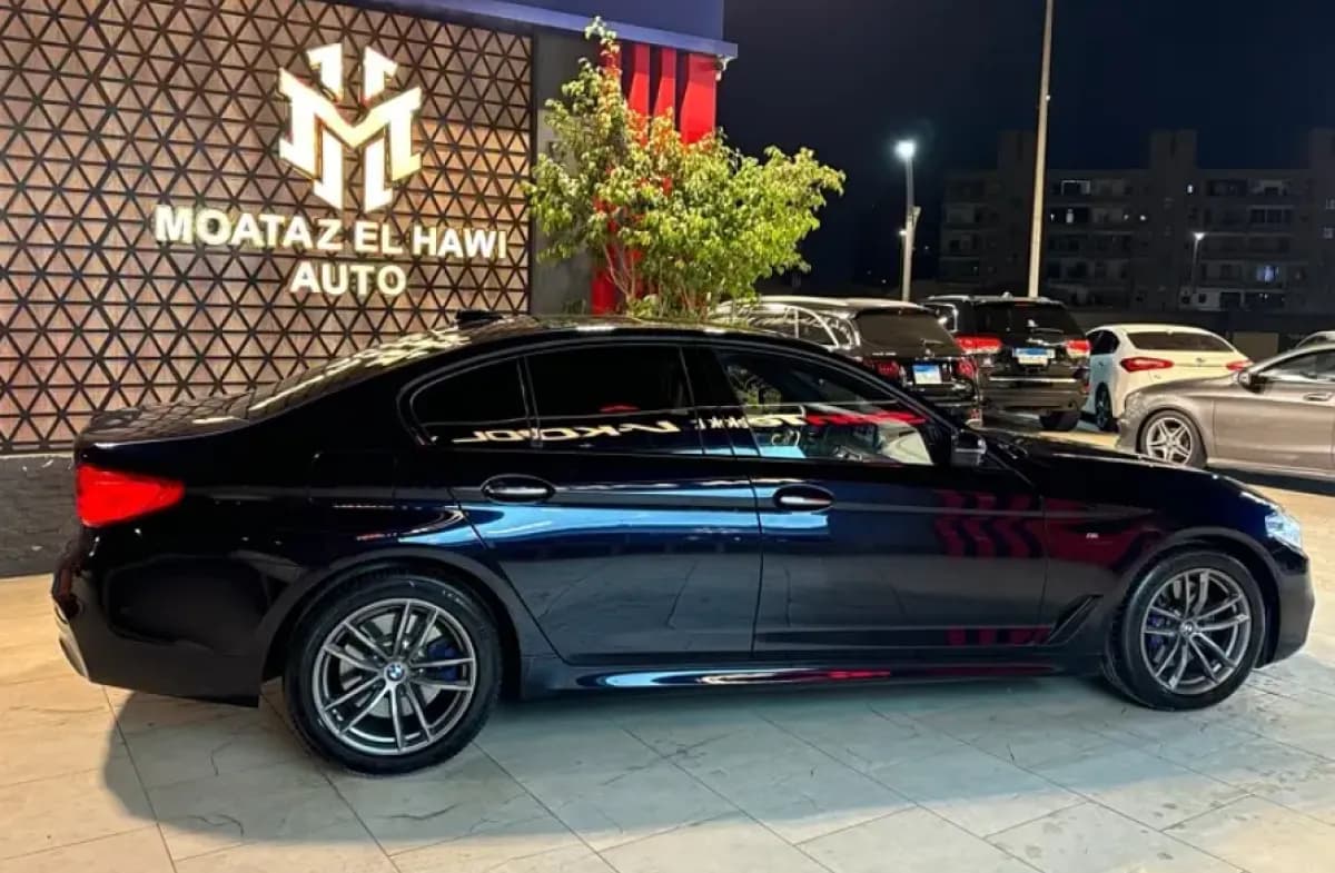 بي ام دبليو 530i 2018 ام سبورت أزرق غامق أوتوماتيك — مستعملة