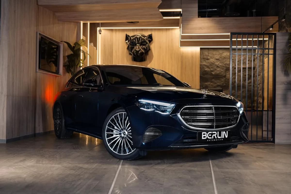 مرسيدس بنز E200 2026 اكسكلوسيف أسود أوتوماتيك — جديدة
