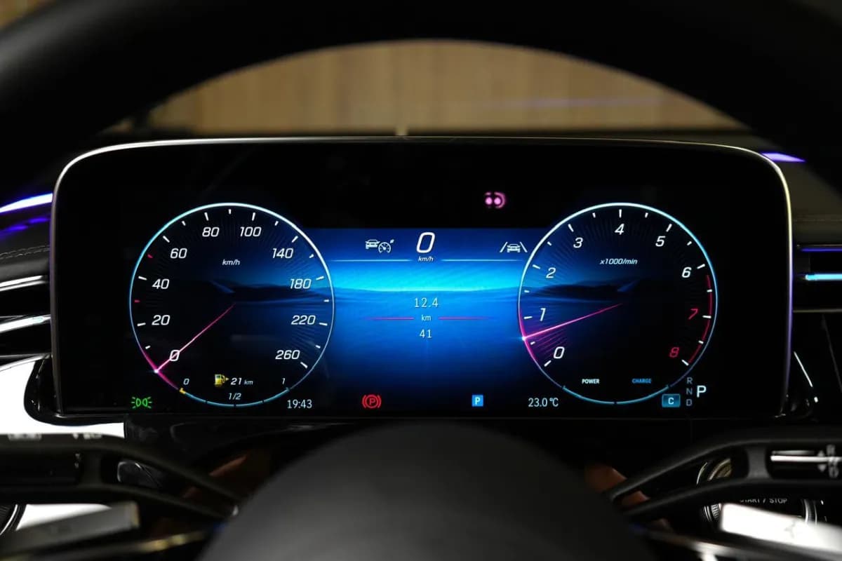 مرسيدس بنز E200 2026 اكسكلوسيف أسود أوتوماتيك — جديدة