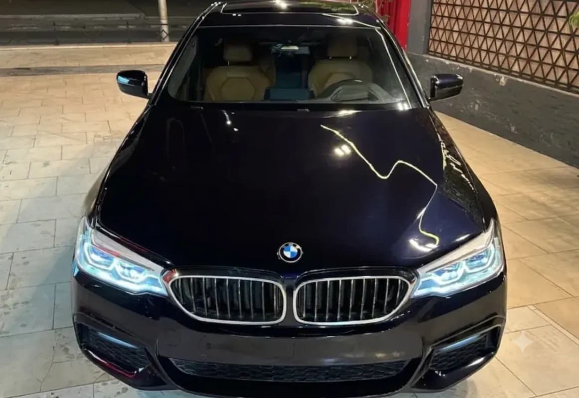 بي ام دبليو 530i 2018 ام سبورت أزرق غامق أوتوماتيك — مستعملة