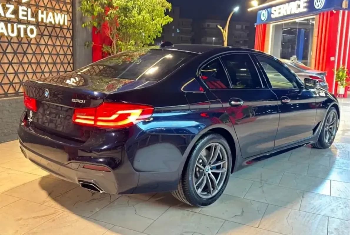 بي ام دبليو 530i 2018 ام سبورت أزرق غامق أوتوماتيك — مستعملة