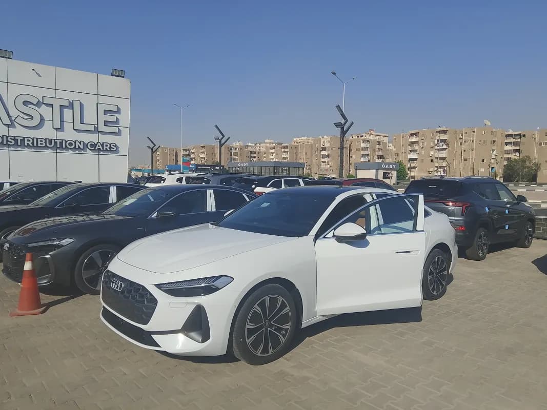أودي أي فايف 2025 ادفنسيد تي اف اس اي أبيض أوتوماتيك — جديدة