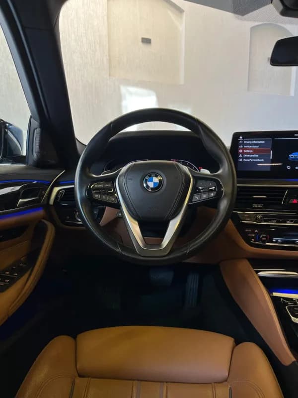 بي ام دبليو 530i 2023 لاكشري أزرق الداكن أوتوماتيك — مستعملة