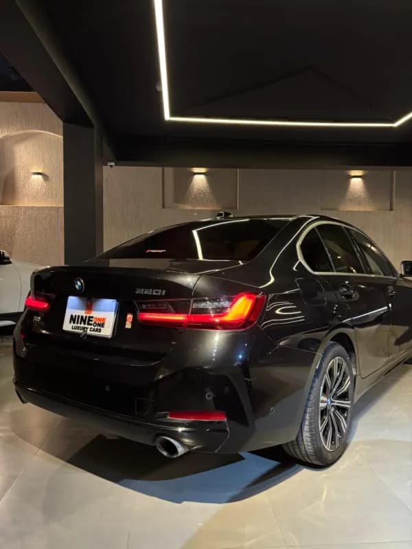 BMW 320i 2026 Luxury Line Black Automatic — Used