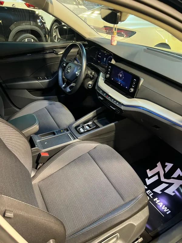 سكودا اوكتافيا A8 2024 ستايل بلس أزرق أوتوماتيك — مستعملة
