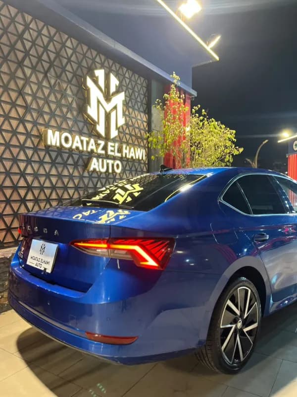 سكودا اوكتافيا A8 2021 ستايل بلس أزرق أوتوماتيك — مستعملة