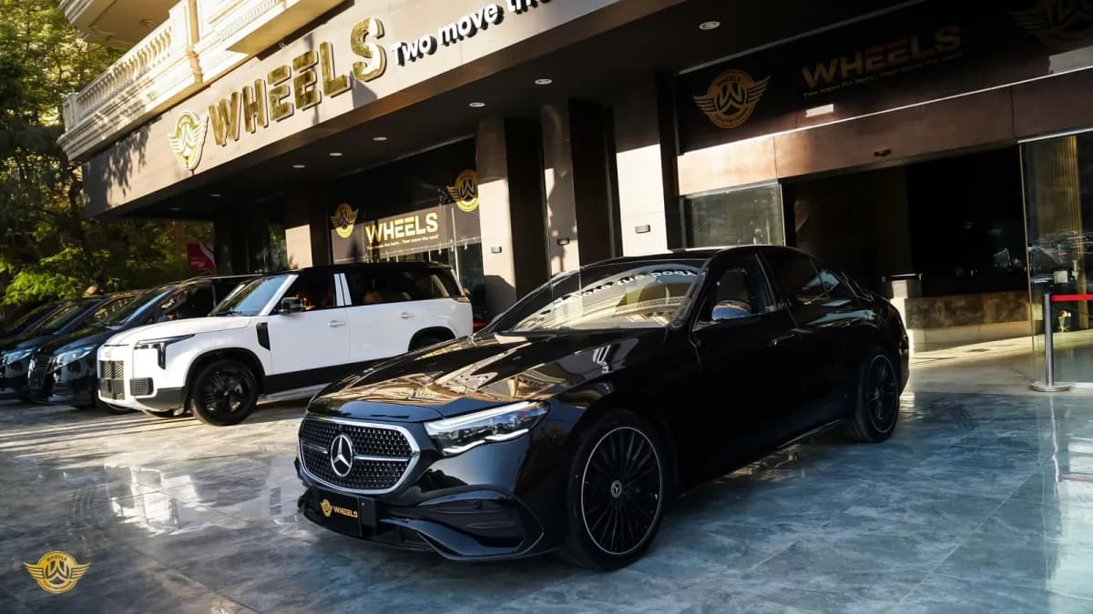 مرسيدس بنز E200 2026 بريميوم بلس أسود أوتوماتيك — جديدة