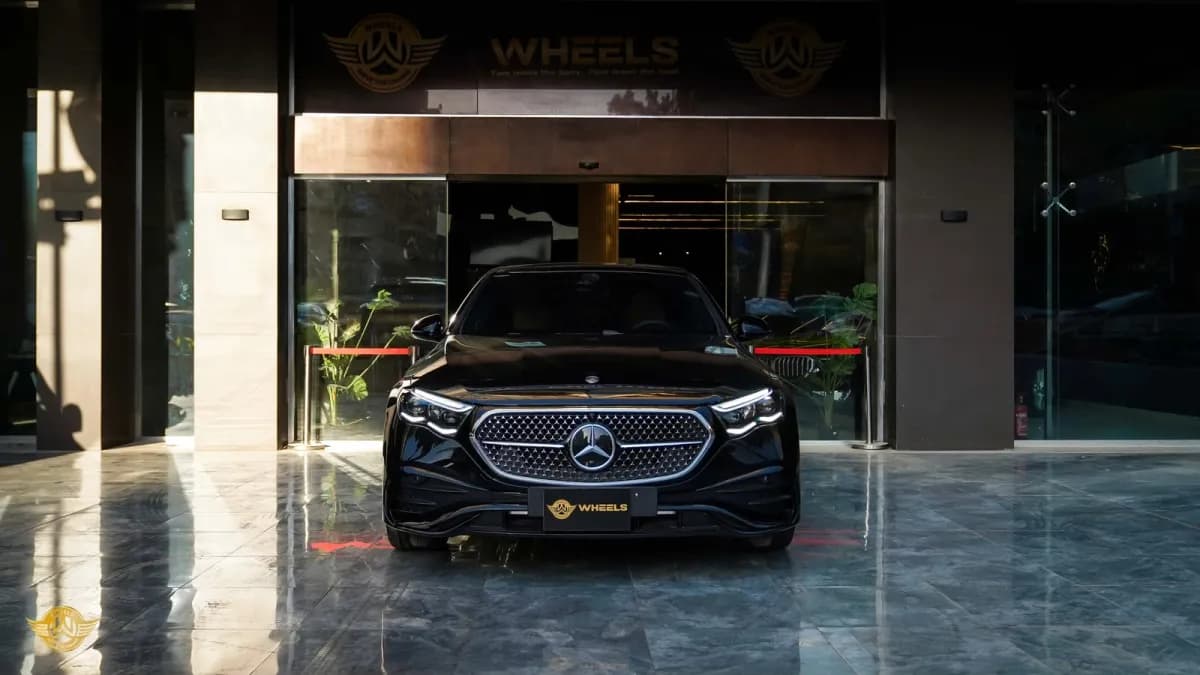 مرسيدس بنز E200 2026 بريميوم بلس أسود أوتوماتيك — جديدة