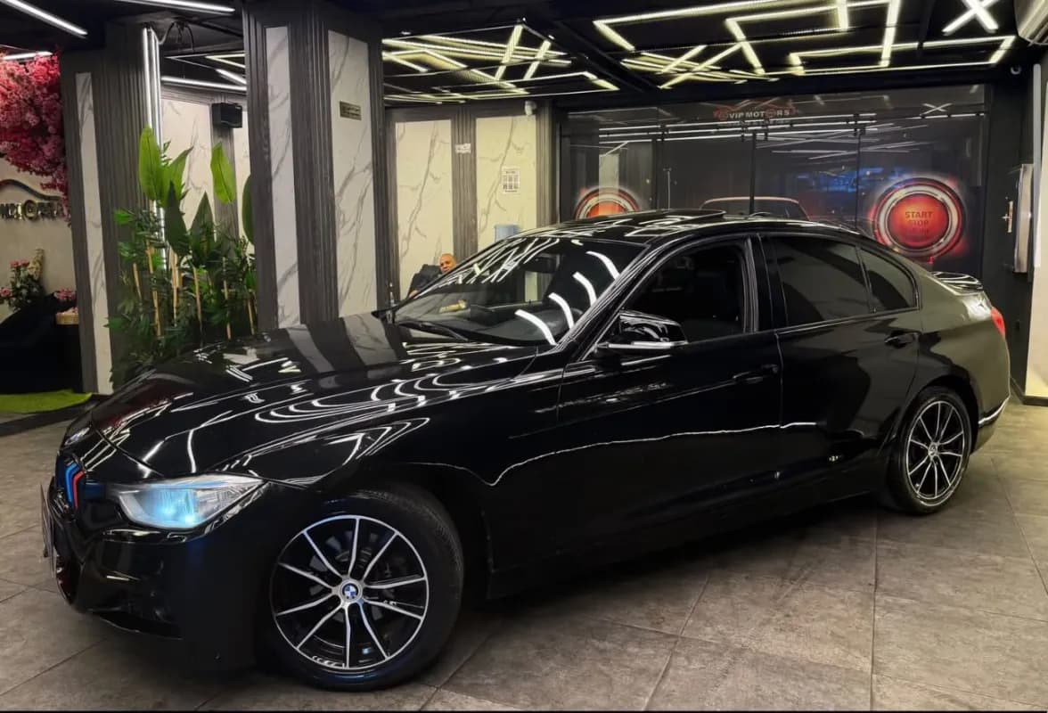 BMW 320i 2013 Luxury Line Black Automatic — Used